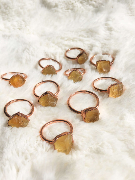 Collection fo citrine rings together of different sizes