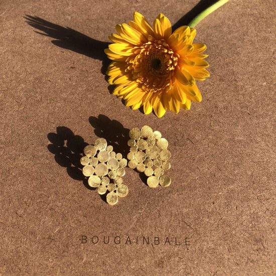 Gold dot clustered earring with flower