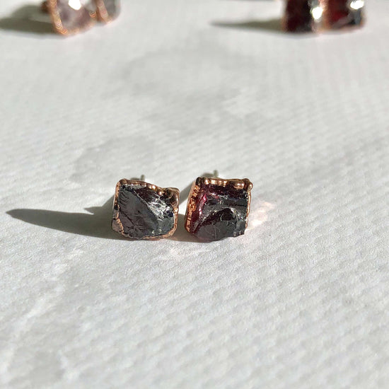 Load image into Gallery viewer, Garnet crystall earrings
